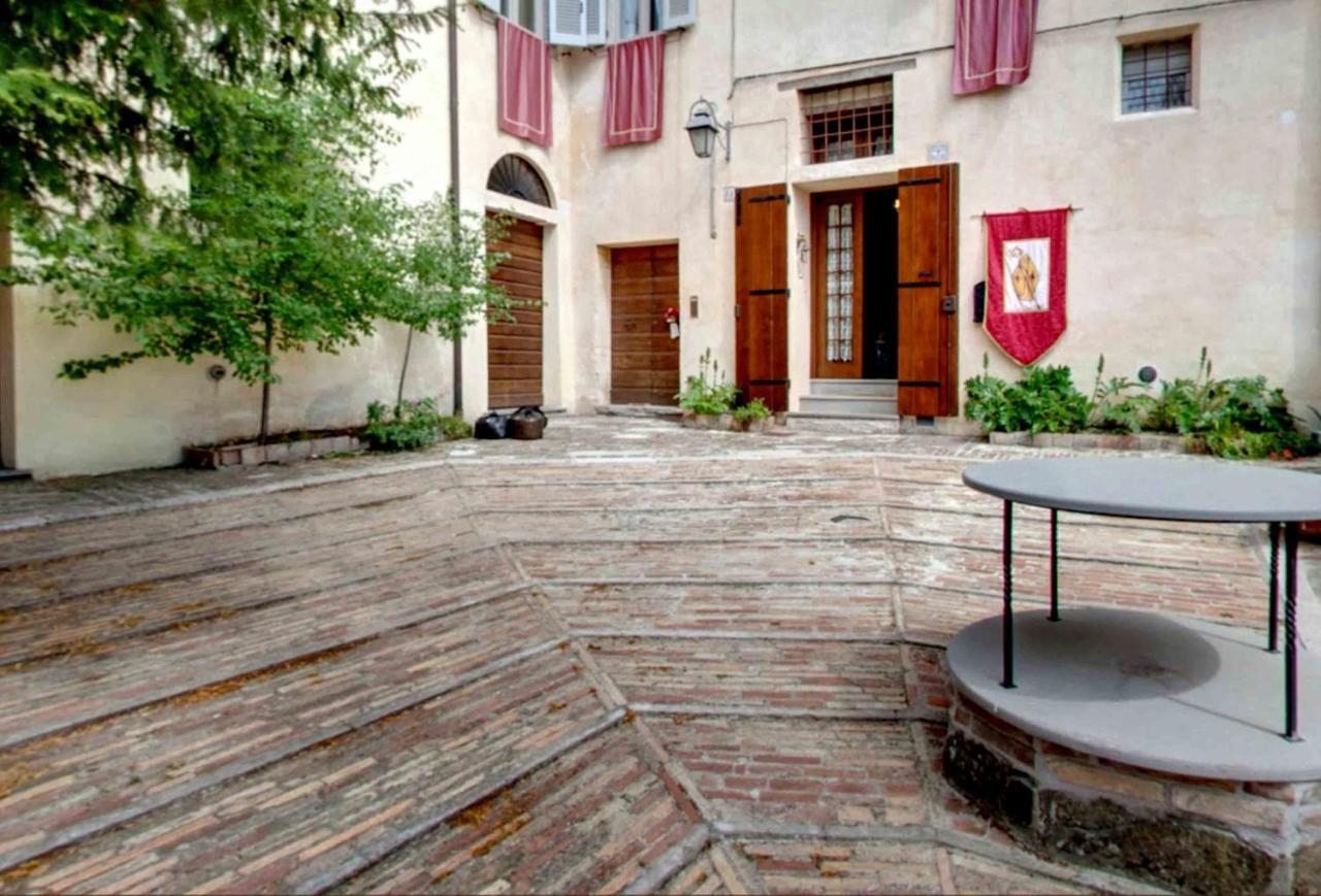 Апартаменты Vescovado 7 Губбио Экстерьер фото